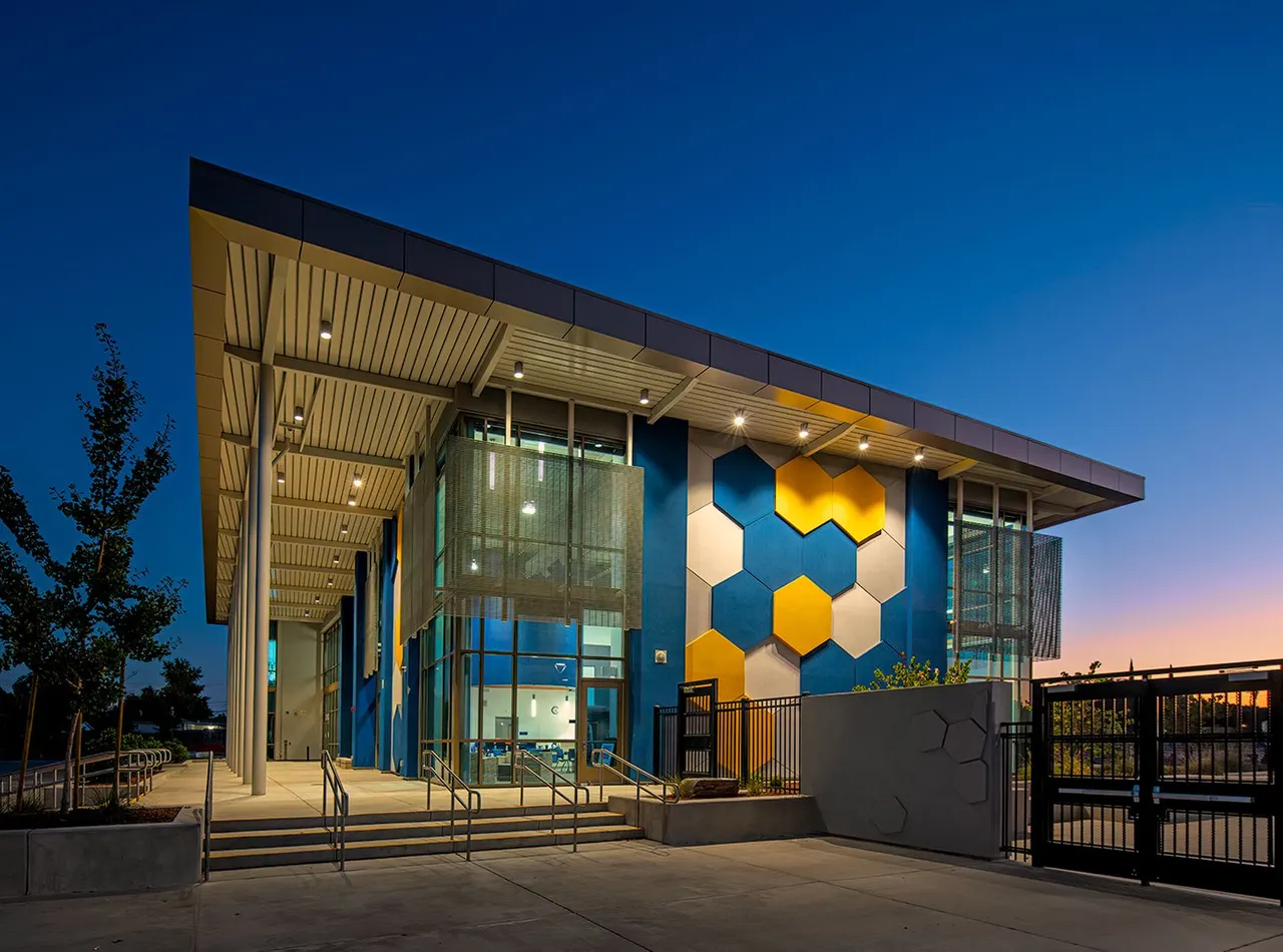 Del Campo Science Center, Nacht & Lewis Architects, XL Construction, Kitchell & Degenkolb Structural Engineers | photograph by Ed Asmus