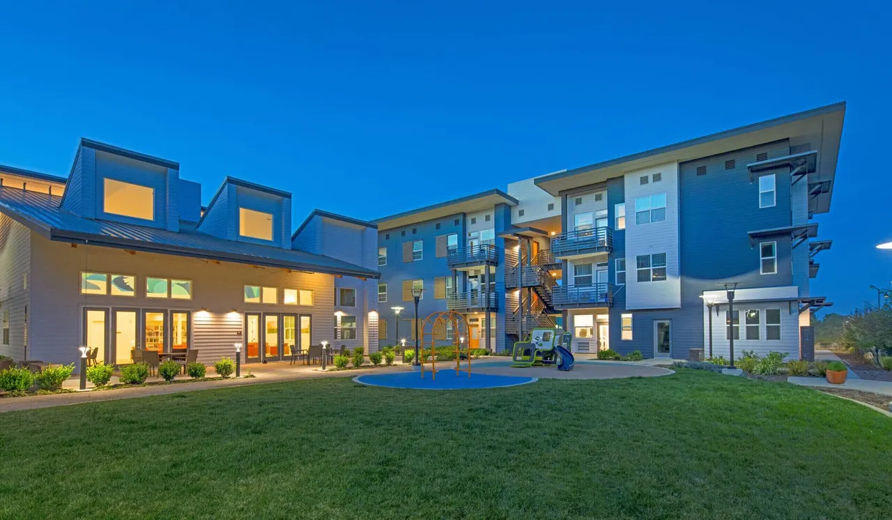 Barlett Commons, Davis, CA. Mogavero Architects Gold Nugget Award | photograph by Ed Asmus