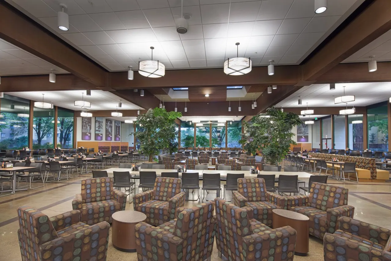 CSUS Dining Hall, Sacramento, CA. Mogavero Architects | photograph by Ed Asmus