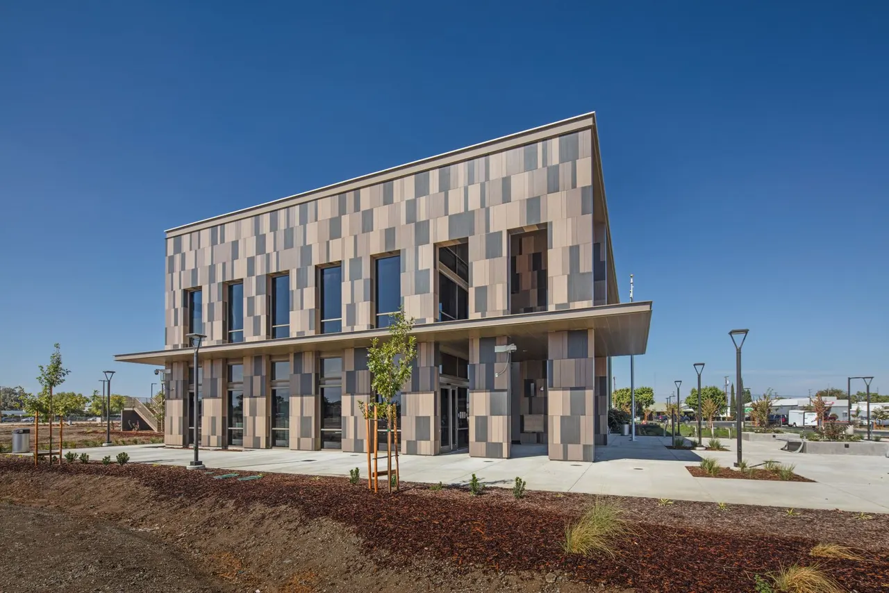 Robert M. Falasco Justice Center, Los Banos, CA. Williams + Paddon Architects | photograph by Ed Asmus