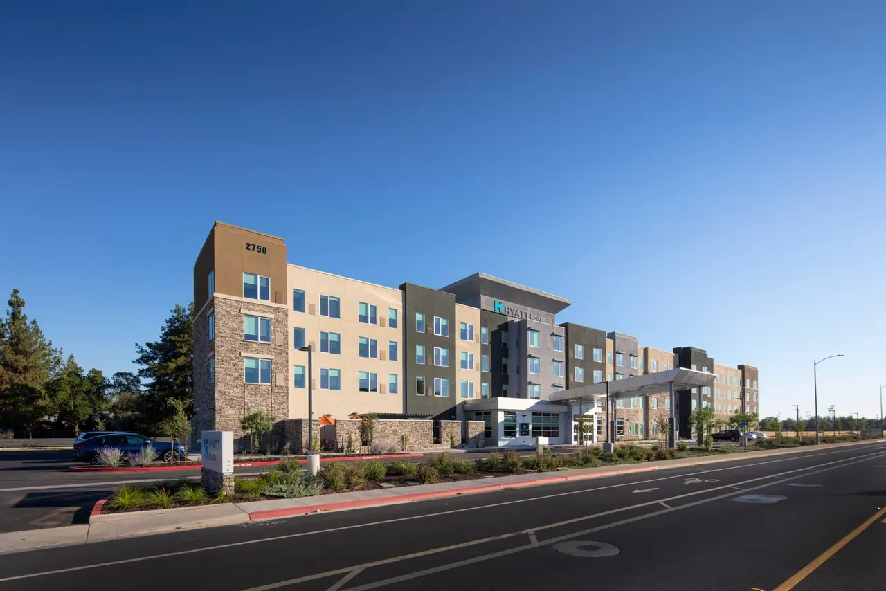 Hyatt House Davis, Davis, CA | photograph by Ed Asmus