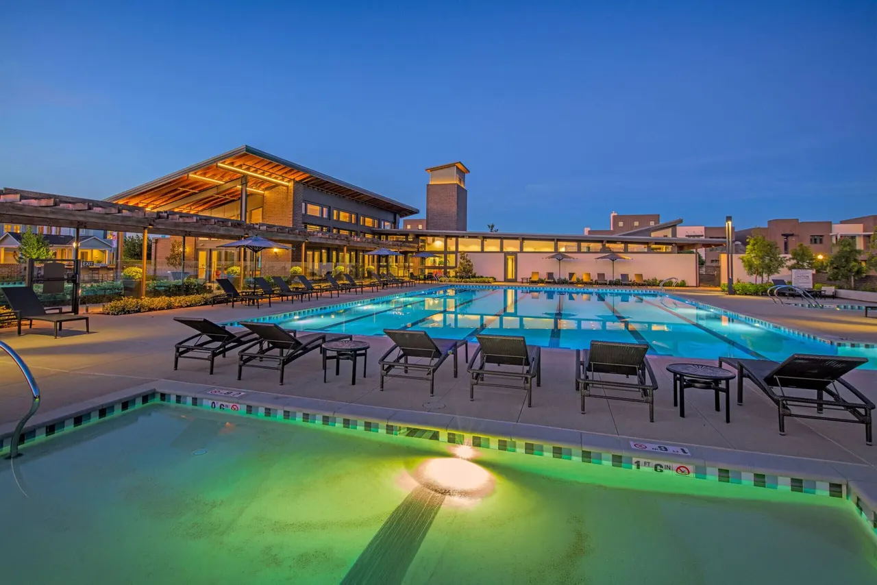 McKinley Village Clubhouse, Sacramento, CA | photograph by Ed Asmus