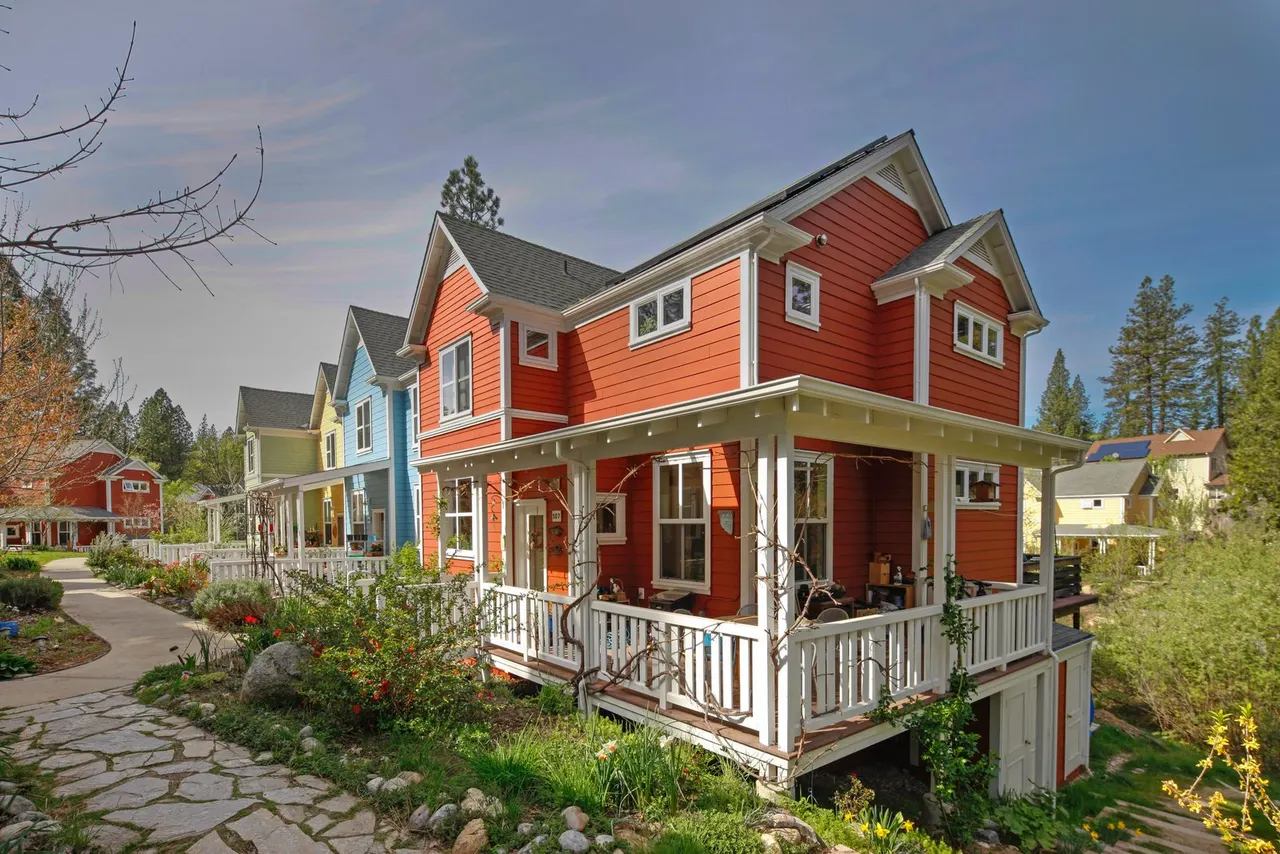 Co-Housing, Nevada City, CA. McCamant & Durrett Architects | photograph by Ed Asmus