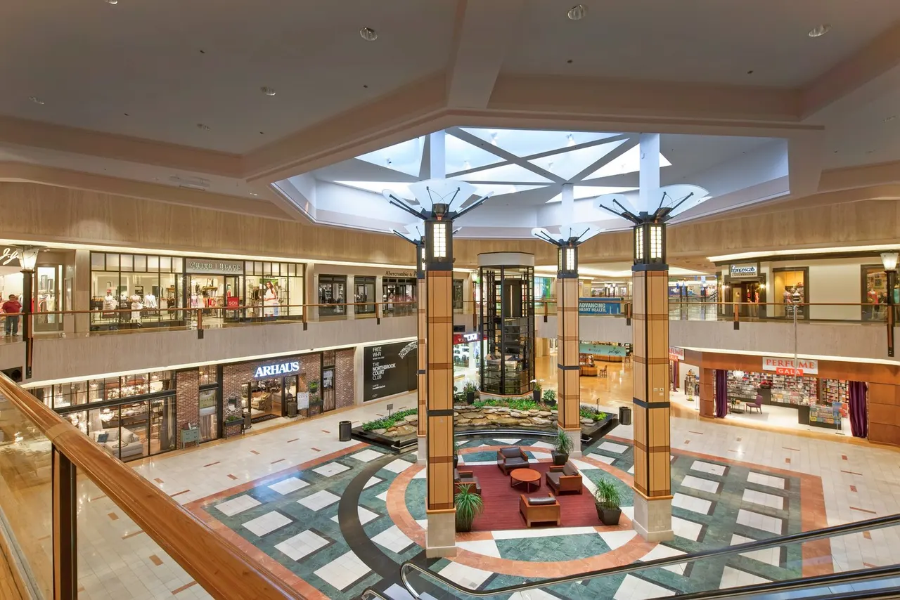 Northbrook Mall, Chicago, IL | photograph by Ed Asmus