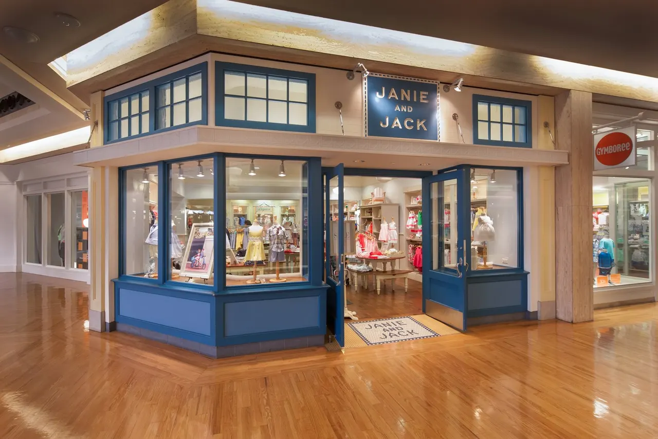 Northbrook Mall, Chicago, IL | photograph by Ed Asmus