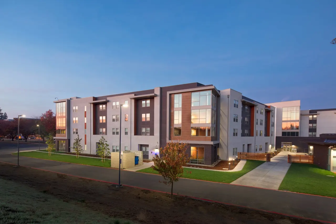 CSUS Riverview Dorms, Sacramento, Ca. Otto Construction | photograph by Ed Asmus