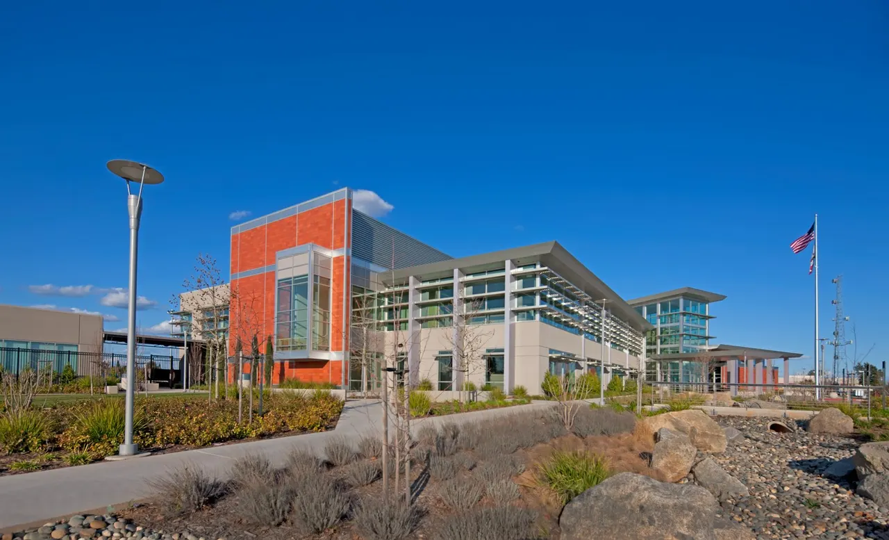 The Sacramento Sewer District Offices, Sacramento, CA. Williams + Paddon Architects, AIA Award Winner | photograph by Ed Asmus