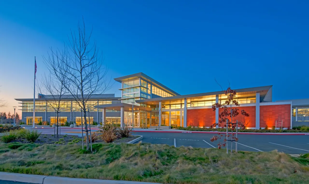 Sacramento Sewer District Offices, Sacramento, CA | photograph by Ed Asmus