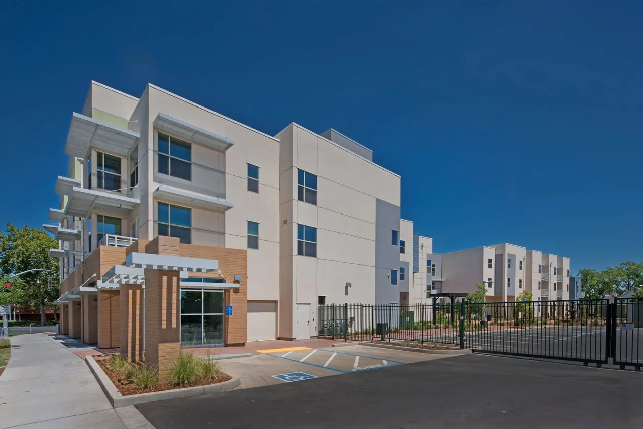 The Arbors, Sacramento, CA. Mogavero Architects | photograph by Ed Asmus