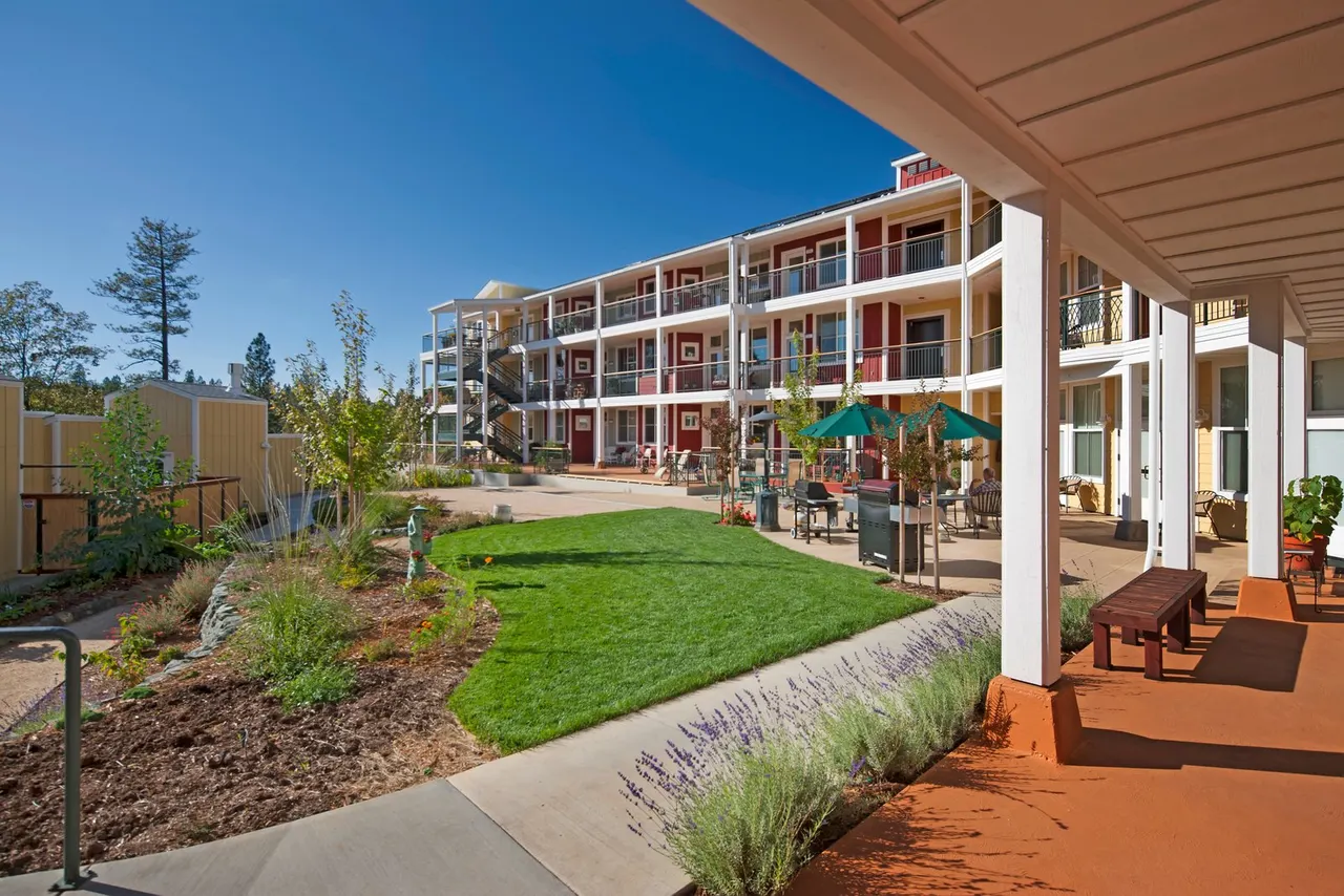 Wolf Creek Co-Housing, Grass Valley, CA | photograph by Ed Asmus