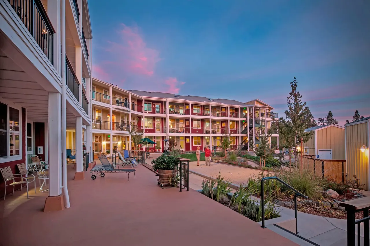 Wolf Creek Co-Housing, Grass Valley, CA | photograph by Ed Asmus