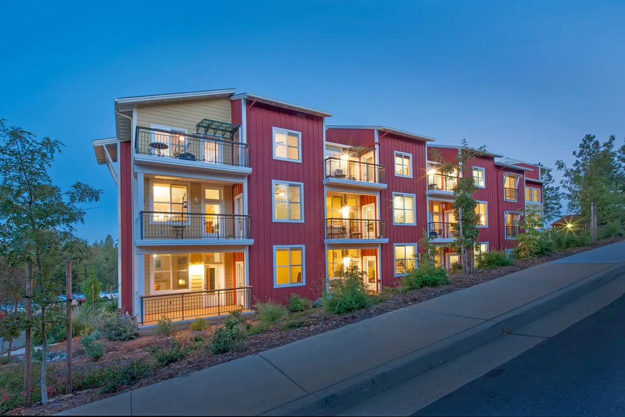 Wolf Creek Co-Housing, Grass Valley, CA | photograph by Ed Asmus