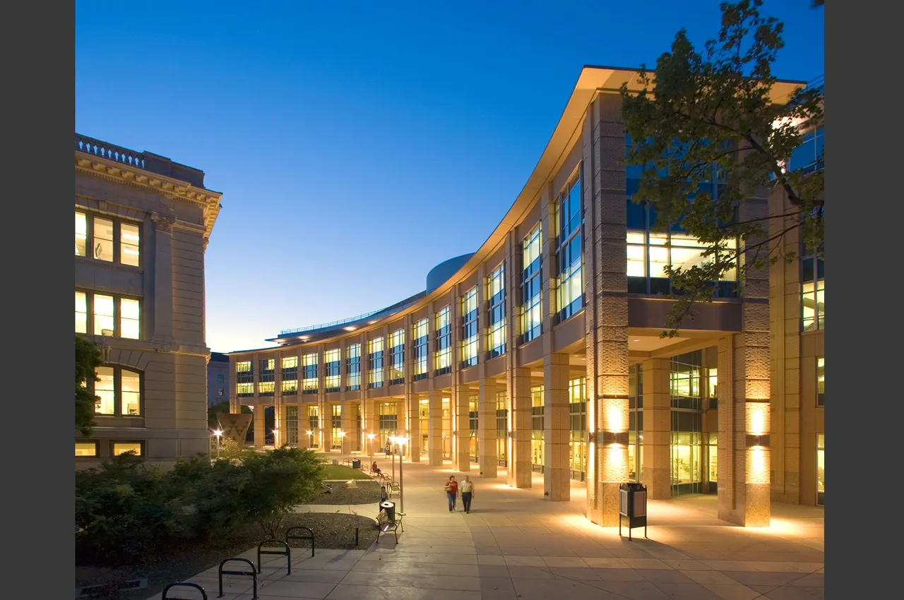 Sacramento City Hall, Sacramento CA. Fentress Architects | photograph by Ed Asmus