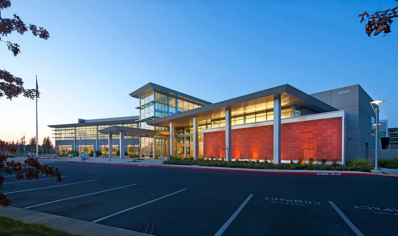 Sacramento Sewer District, Sacramento, CA.  Williams+ Paddon Architects | photograph by Ed Asmus