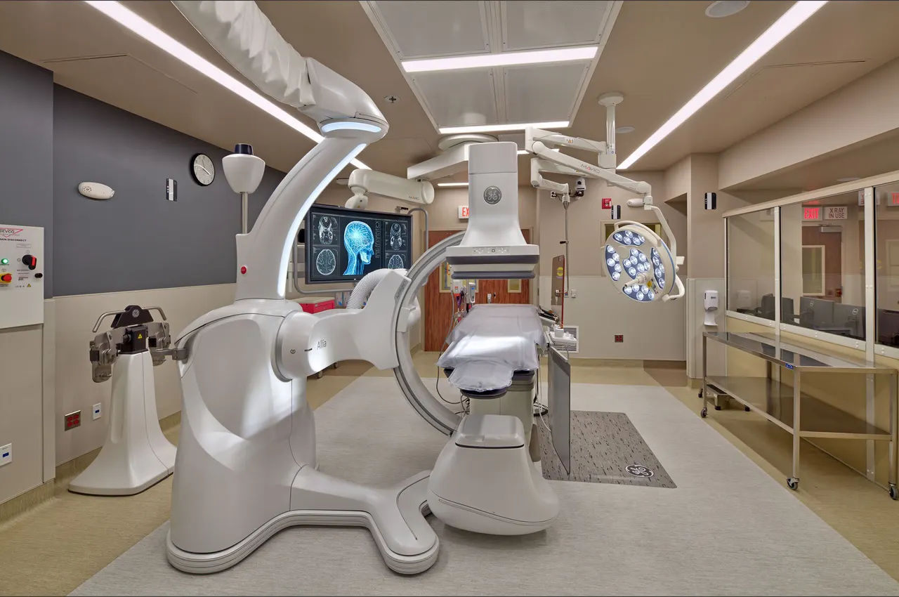 Mercy Hospital Cath Lab, Sacramento, CA. Unger Construction, Stein Architects | photograph by Ed Asmus