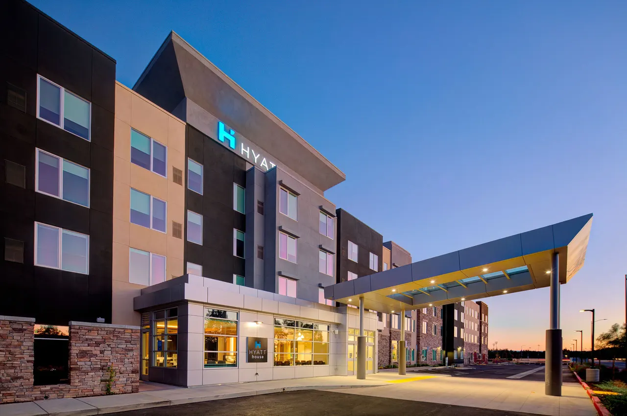 Hyatt House, Davis, CA. HRGA Architects | photograph by Ed Asmus