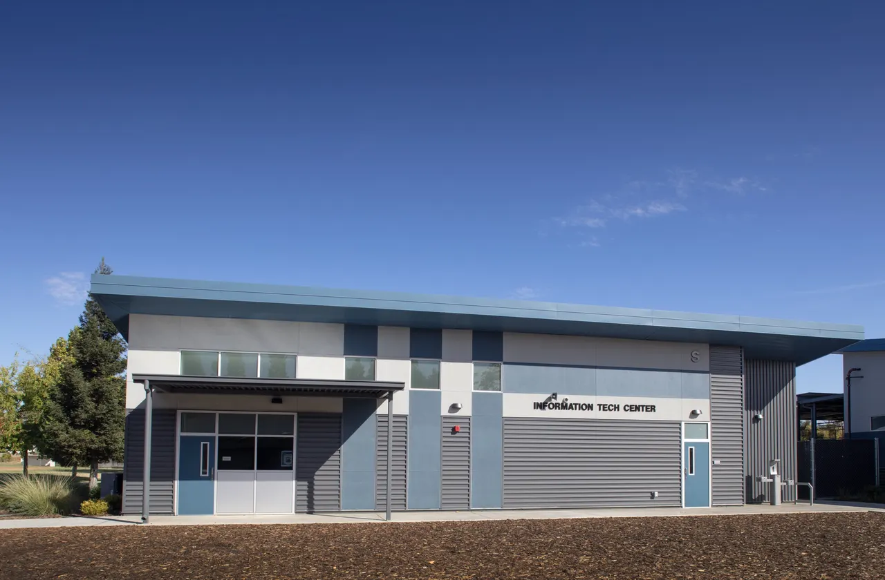Center High School Career Technical Education Center, Antelope, CA | photograph by Ed Asmus