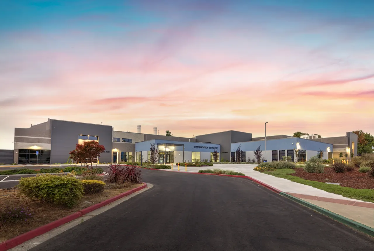 College of Alameda Transportation Technology Center, Alameda, CA | photograph by Ed Asmus