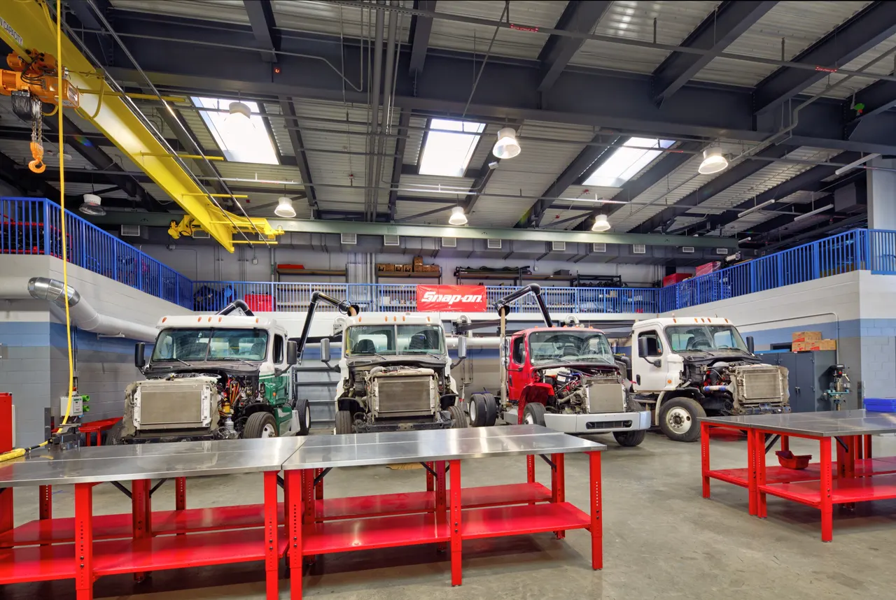 College of Alameda Transportation Technology Center, Alameda, CA | photograph by Ed Asmus