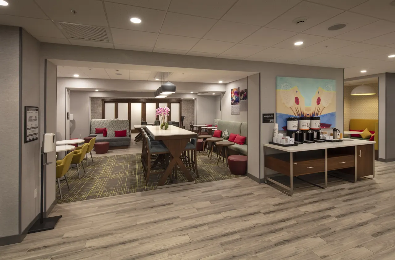 Hampton Inn, Concord, CA | photograph by Ed Asmus