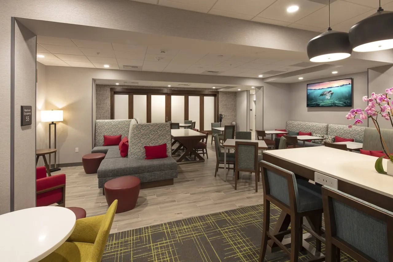Hampton Inn, Concord, CA | photograph by Ed Asmus
