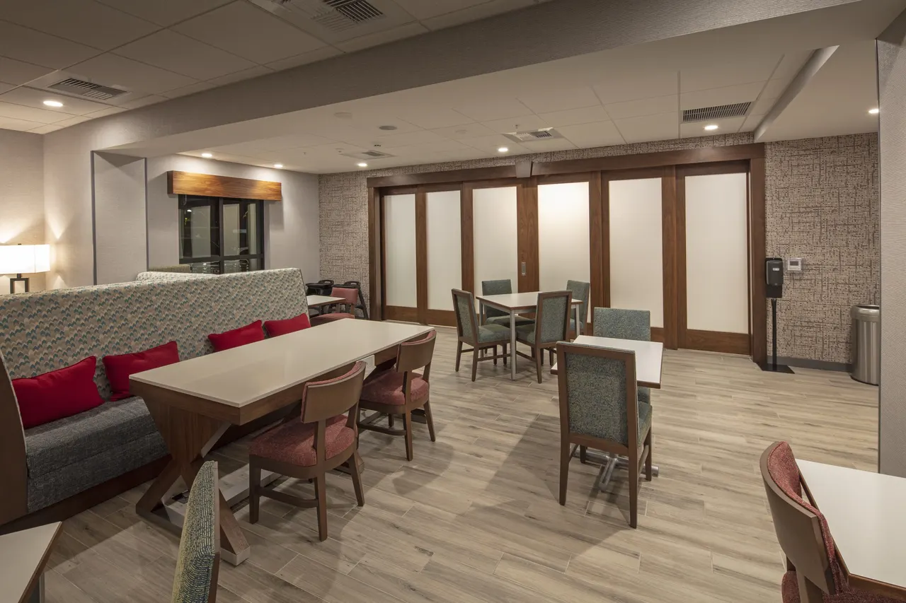 Hampton Inn, Concord, CA | photograph by Ed Asmus