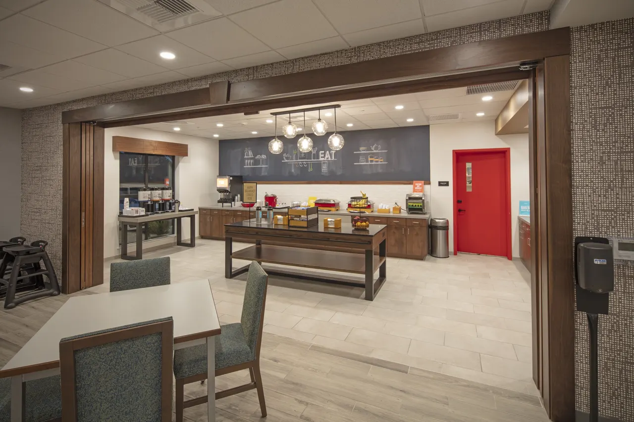 Hampton Inn, Concord, CA | photograph by Ed Asmus